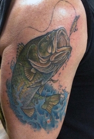 肩部逼真的彩色大鱼纹身图案