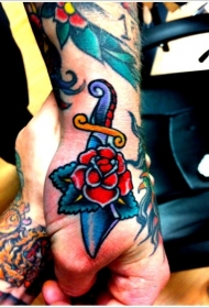 手部old school匕首与红色玫瑰纹身图案