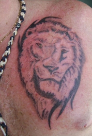 肩部黑色狮子头图腾纹身图案