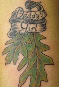 肩部彩色橡树叶与英文纹身图案