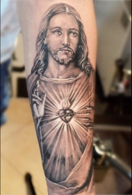 手臂逼真闪亮的耶稣纹身图案