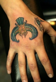 手背埃及圣甲虫和荷鲁斯之眼纹身图案