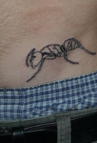 腹部简约的蚂蚁爬行纹身图案