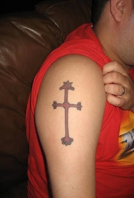 红色拉丁十字架纹身图案