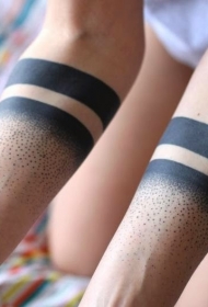 手臂有趣设计的黑色斑点纹身图案