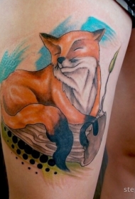 大腿插画风格微笑的狐狸纹身图案