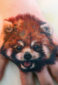 手背现实主义风格浣熊肖像纹身图案
