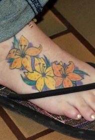 女性脚部彩色漂亮的花朵纹身图案