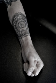手臂一朵精致的梵花纹身图案