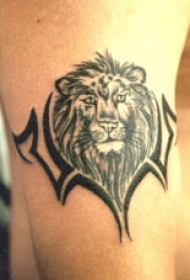 手臂黑灰狮子头部落纹身图案