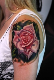女生肩部逼真的玫瑰与露珠纹身图案