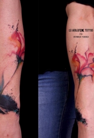 手臂水彩风格的彩色大花纹身图案