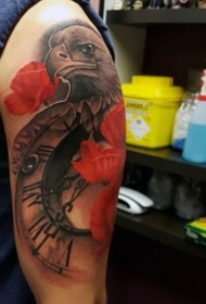大臂彩色鹰与旧时钟和红色罂粟纹身图案