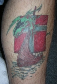 海面绿色龙船与旗帜纹身图案
