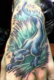 手部彩色草丛中的黑豹纹身图案