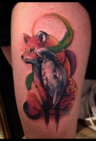 大腿彩色插画风格小鹦鹉和狐狸纹身图案