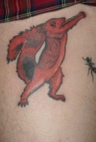 腿部彩色卡通松鼠抱拳纹身图案