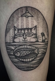 大腿部小椭圆形的点刺鱼和猫咪纹身图案
