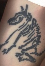 狗骨架黑色的纹身图案