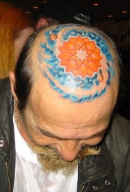 男性头部多边形太阳空间纹身图案