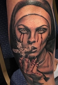 小腿流血的女性肖像和十字架纹身图案