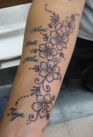 手臂黑色长花藤植物纹身图案