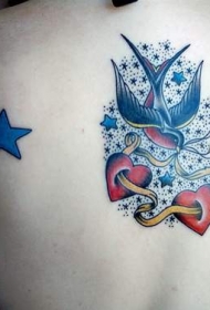 背部彩色燕子与爱心五角星纹身图片