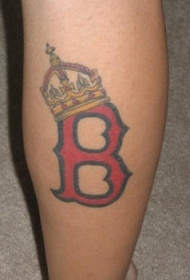 红色字母和皇冠纹身图案