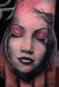 手背彩色插画风格的女性肖像纹身图片