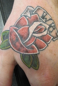 手部彩色红玫瑰与字母纹身图案