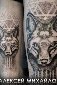 手臂点画风格的几何装饰狼纹身图案