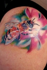 肩部缤纷多彩的蜜蜂与花朵纹身图案