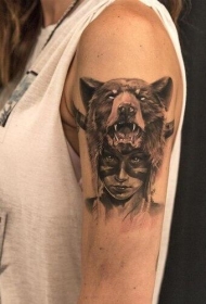 肩部灰色保鲁夫狼头和女孩纹身图片