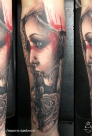 手臂新风格的彩色玫瑰女人肖像纹身