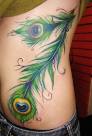侧肋精彩的绿色孔雀羽毛纹身图案