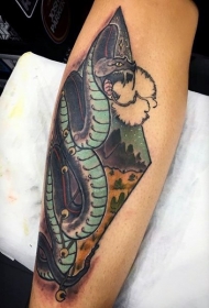 手臂彩色夜间沙漠的蛇纹身图案