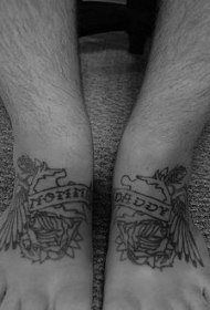 男性脚背黑白装饰纹身图案