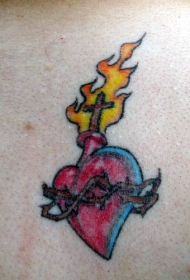 燃烧的心形和十字架纹身图案