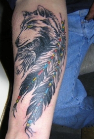 手部聪明狼和两个大的羽毛纹身图案