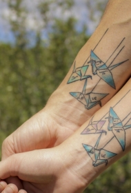 手臂象征生命的爱情千纸鹤纹身图案