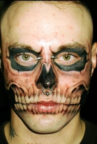 脸部僵尸男孩不完整纹身图案