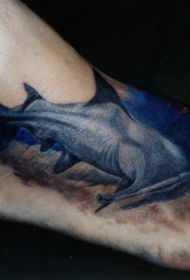 脚背逼真的彩色鲨鱼纹身图案