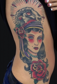 腰侧彩色吉普赛女孩和玫瑰纹身图案