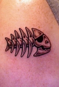 肩部简约的骷髅鱼纹身图案