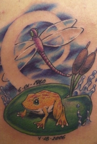 青蛙在荷叶上与蜻蜓纹身图案