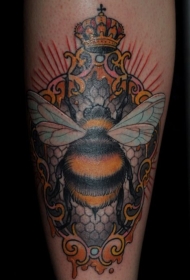 腿部有皇冠的彩色蜜蜂纹身图案