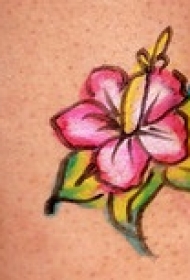 女性腿部彩色花朵纹身图案