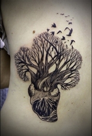 腰侧黑色心脏生长的树纹身图案