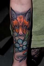 手臂新传统风格的彩色狐狸纹身图案