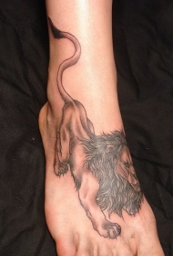 女性脚部简约的狮子纹身图案